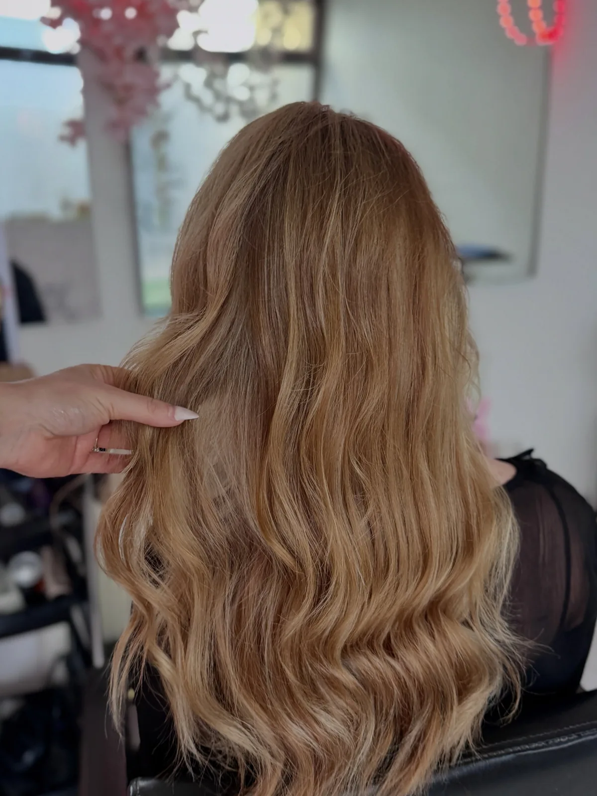 Medovo béžová balayage