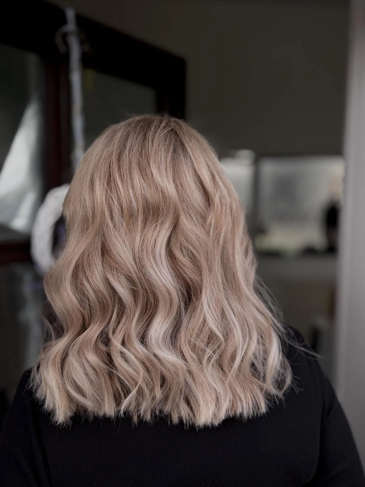 Studená blond s mikromelírem, práce Unreal Salon